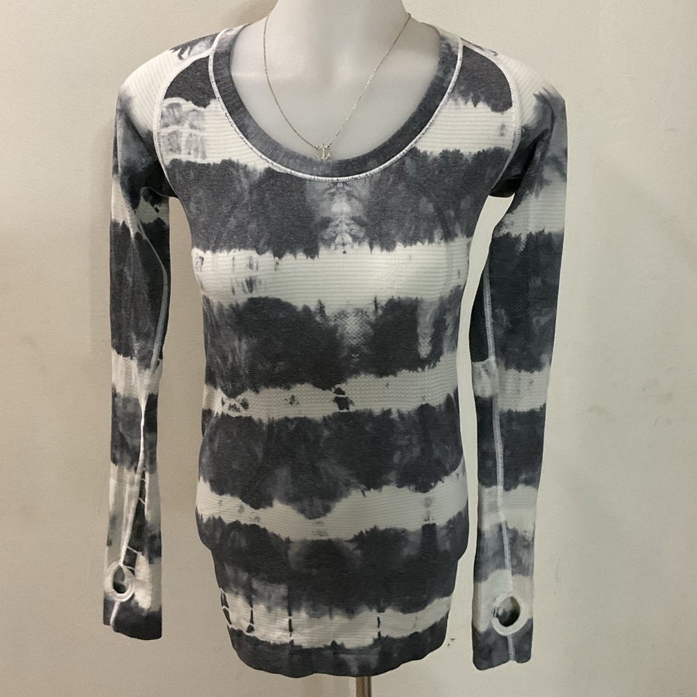 Lululemon Swiftly Tech Black and White Long Sleeve Tie Dye Size 4